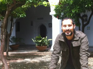 Alberto Bustos, tan contento en un patio de naranjos
